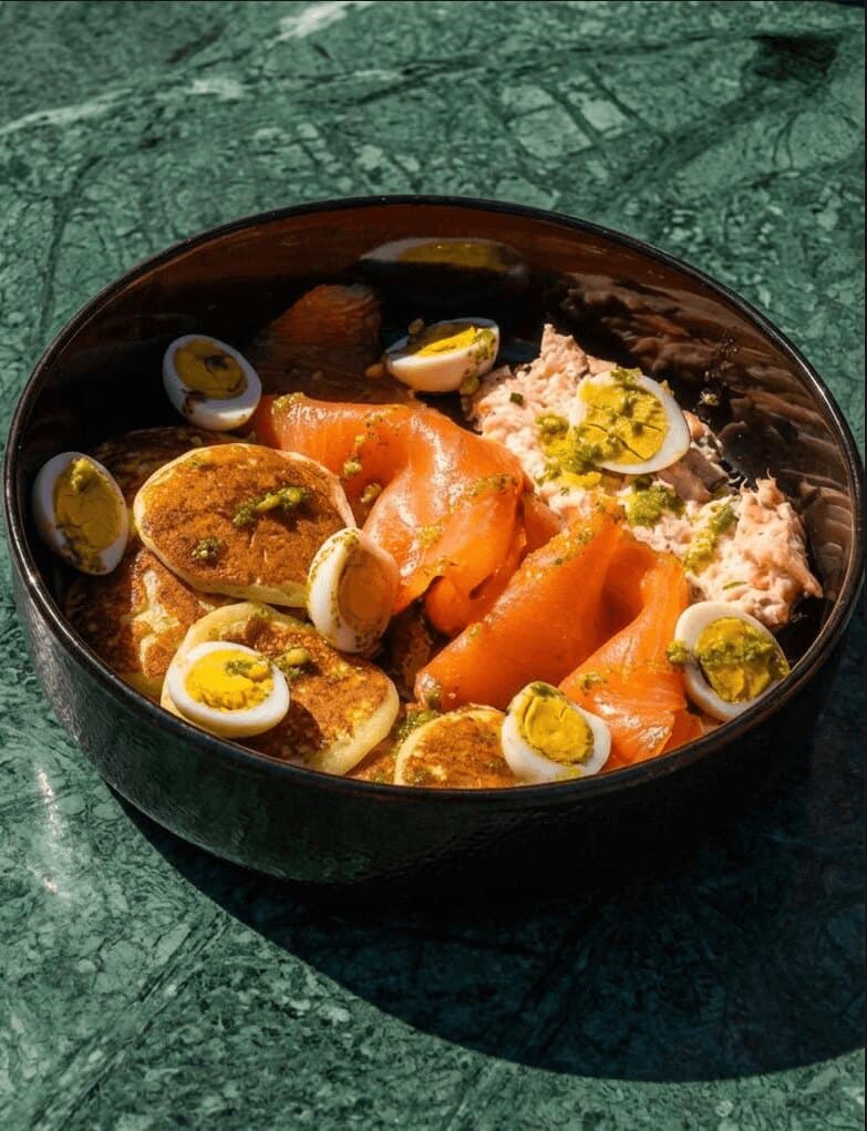 Salmon Bowl — blinis à l'aneth, saumon fumé, crème de saumon et œuf de caille
