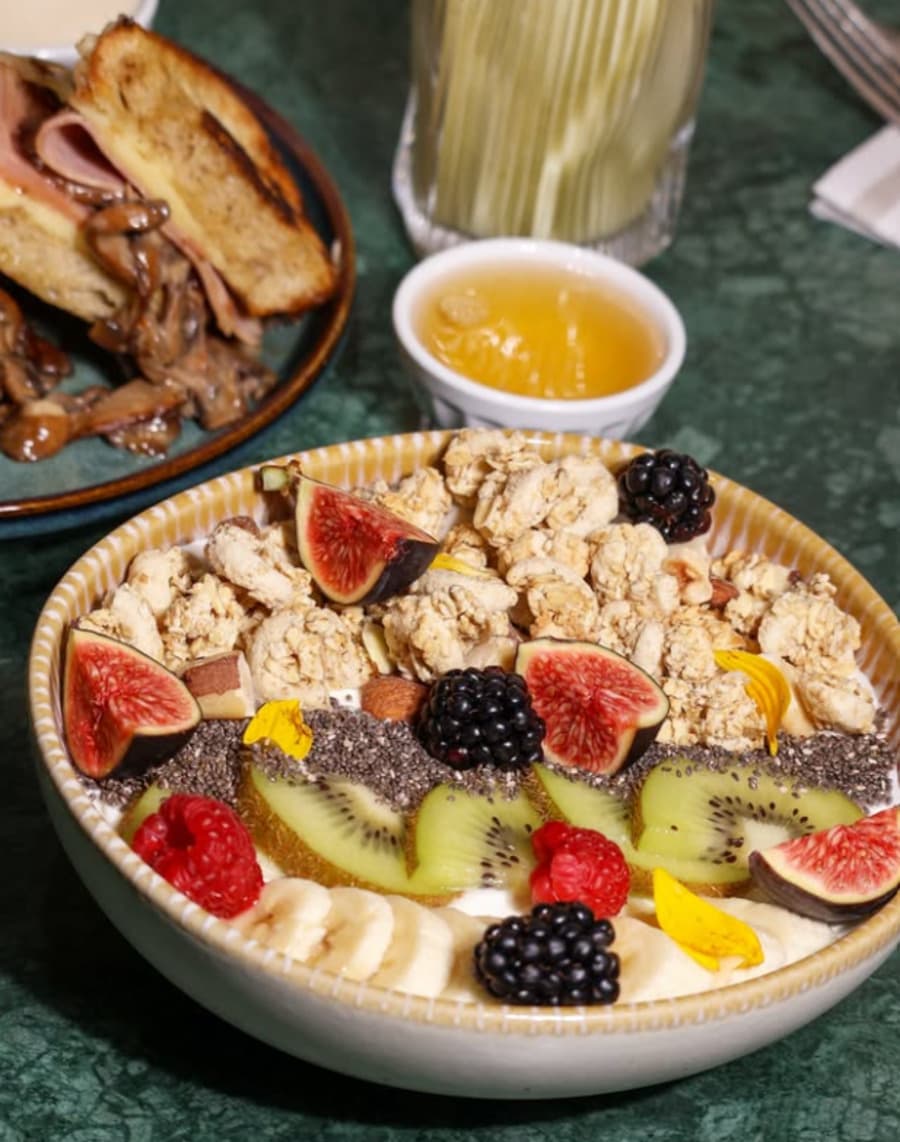 Seazon Bowl coloré — produits frais et de saison