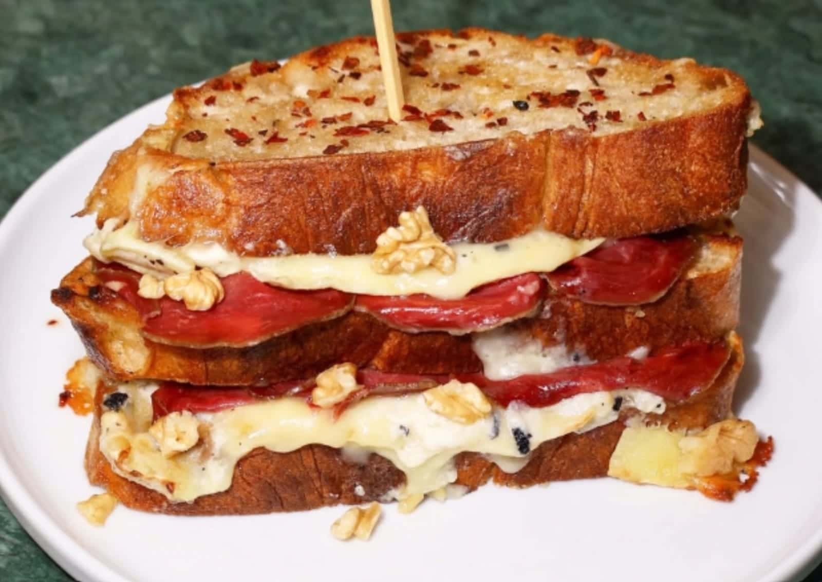 Truffle Club Seazon — pain de campagne grillé, bœuf séché, brie truffé maison et noix