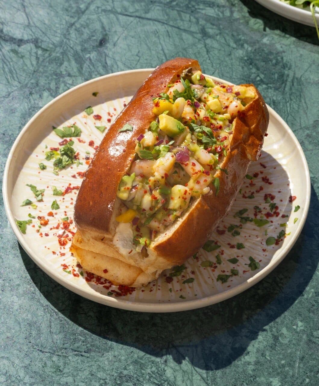 Ceviche — crevettes marinées, mangue fraîche, avocat et oignon rouge